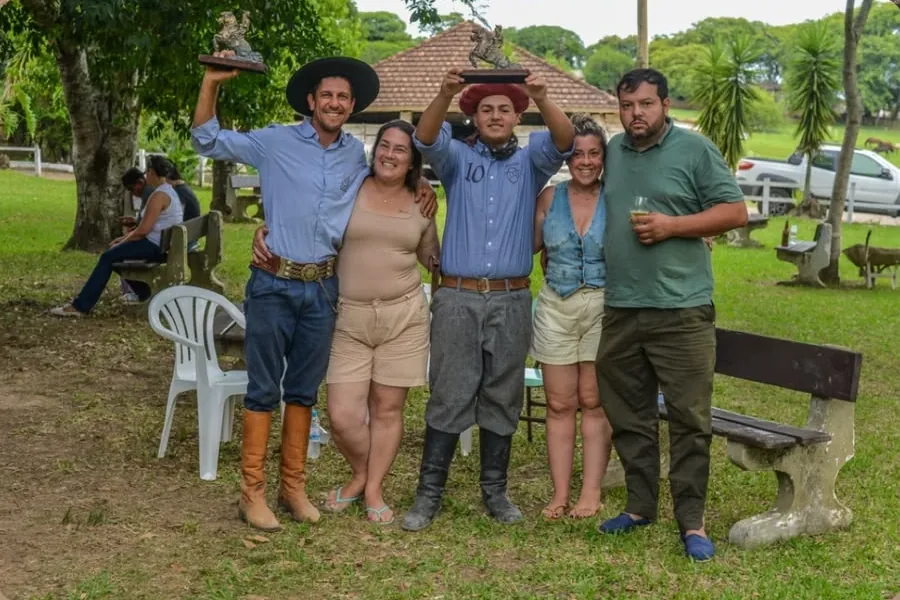Comemoração com troféus: clientes e amigos do CT Anderson Nunes da Cabanha Don Arturo