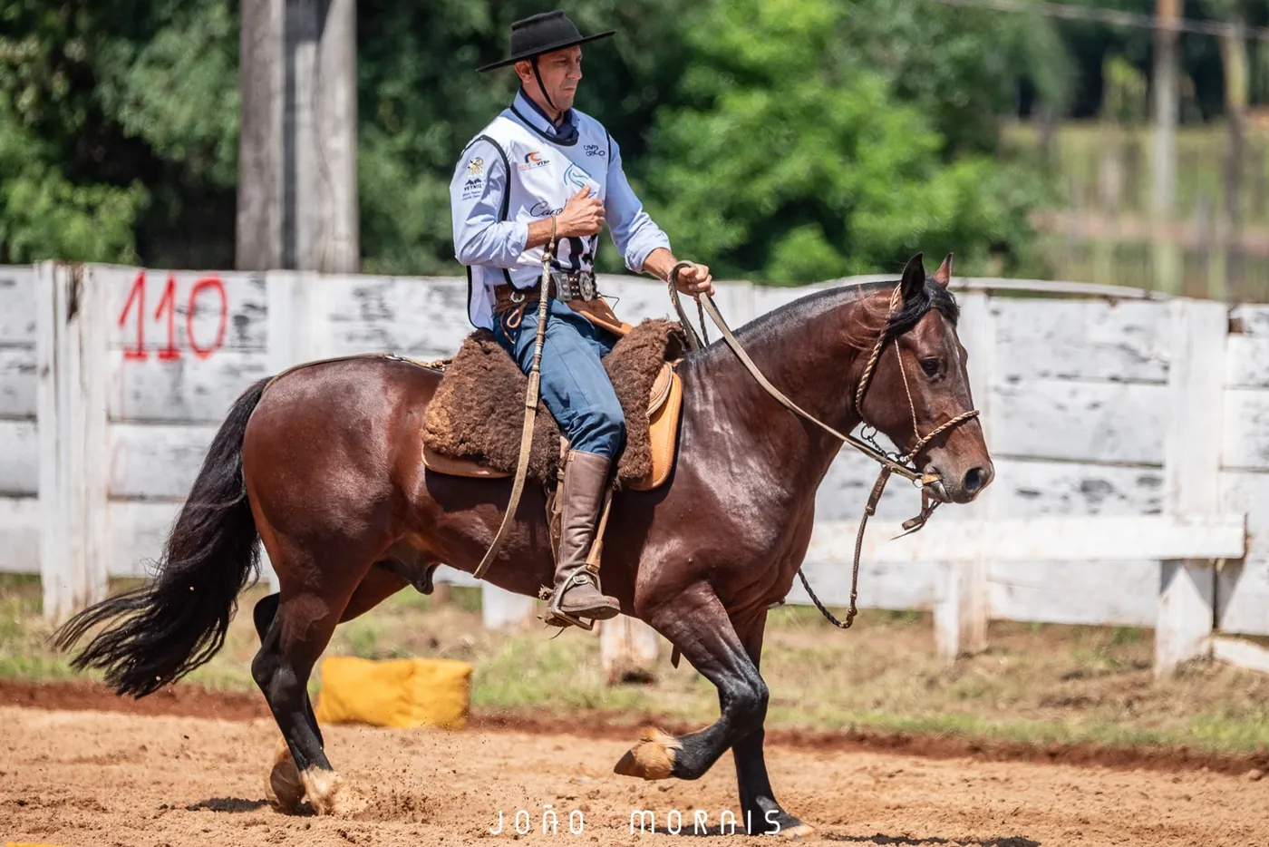 Anderson Nunes ao trote, postura firme e cavalo solto