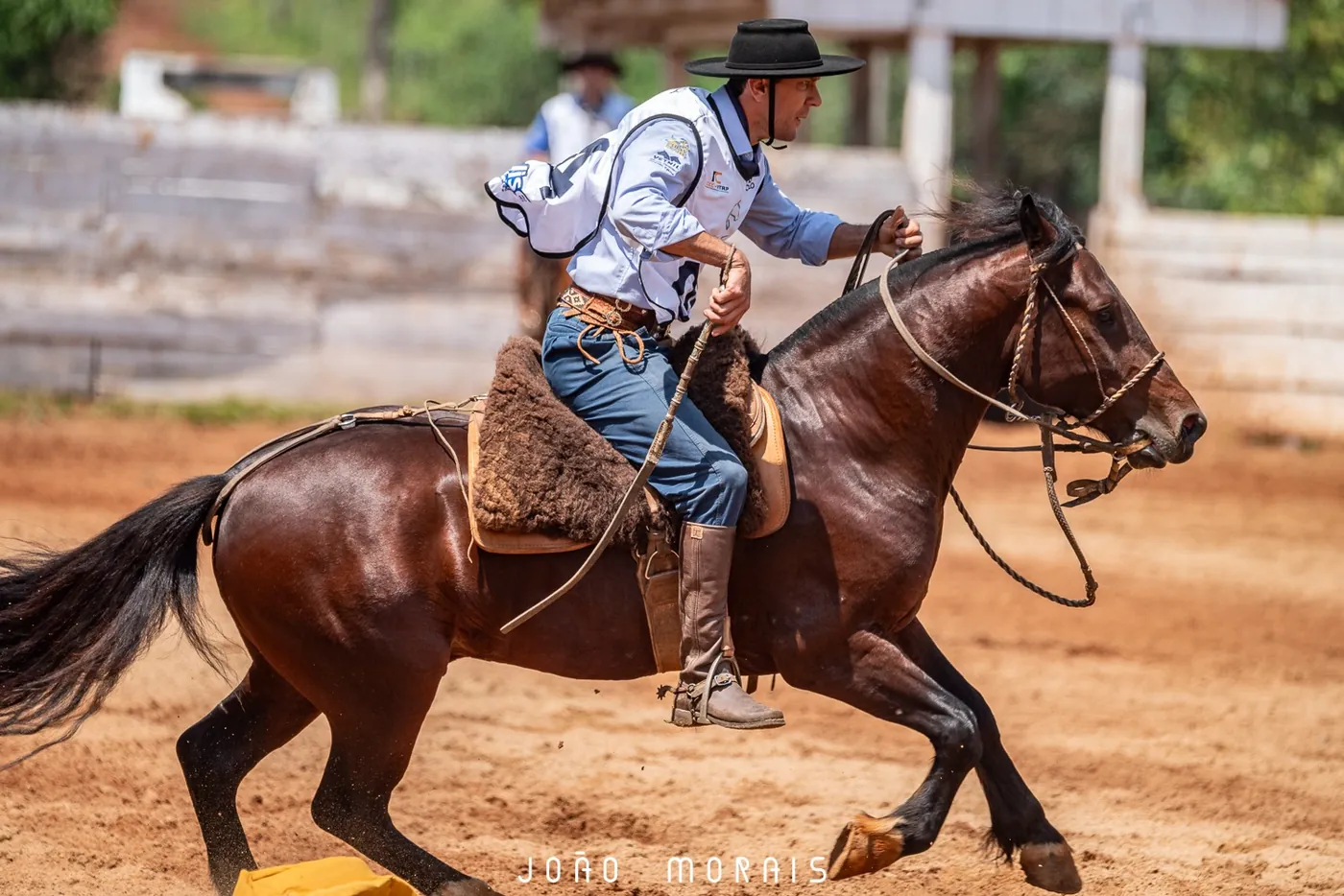 Anderson Nunes em galope firme, de postura ereta, com o cavalo concentrado