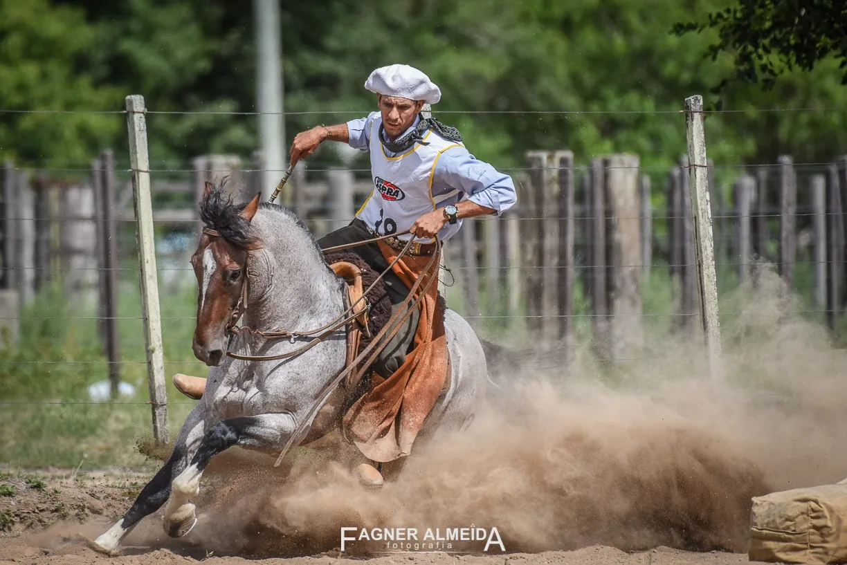 Anderson Nunes em esbarro, nuvem de poeira atrás do cavalo